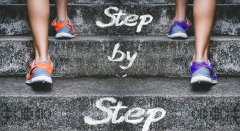 Czy pośrednik pomoże mi w całym procesie zakupu mieszkania, czy jedynie w znalezieniu nieruchomości