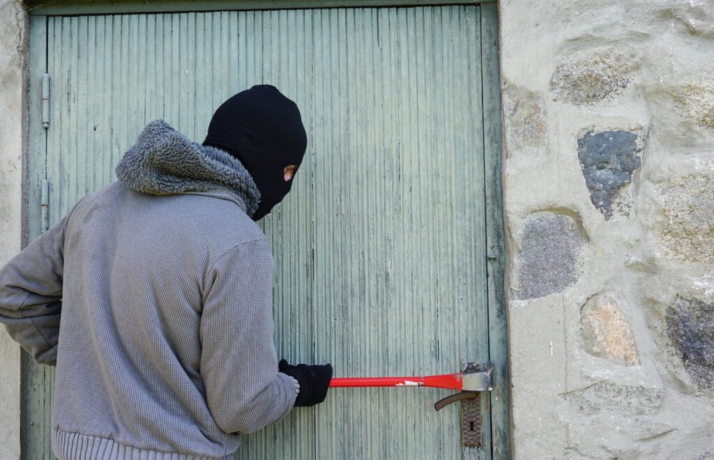 Kradzież i jak się przed nią odpowiednio zabezpieczyć w mieszkaniu czy domu?