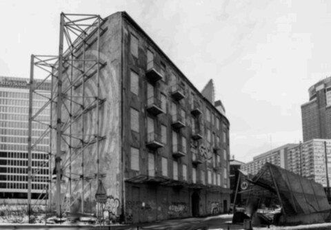 Kamienica Lejba Osnosa w Warszawie stoi wśród wieżowców