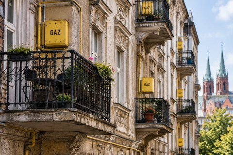 Żółte skrzynki z napisem „GAZ” na starych kamienicach
